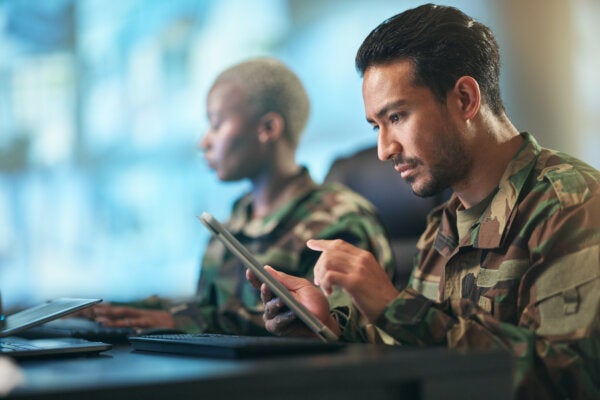 Aternity Mobile for Government, 2 army staff on mobile device